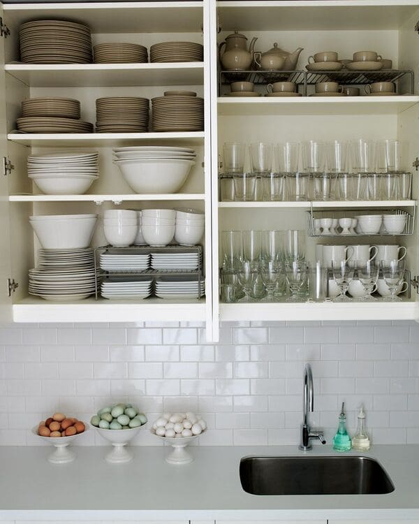 Cocina con utensilios y recipientes ordenados